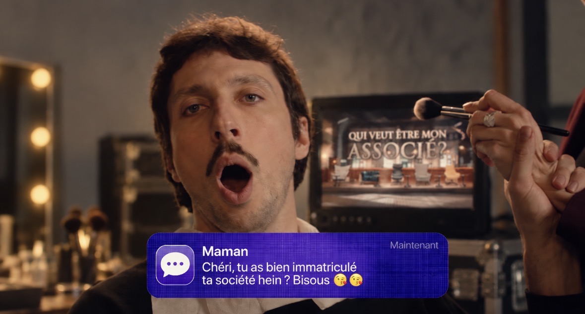 Homme maquillé recevant un message de sa maman
