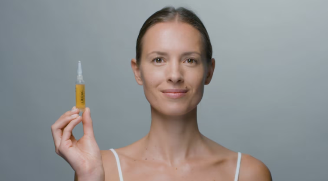 Femme présentant un sérum Lierac