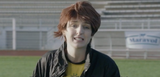 Femme aux cheveux courts sur un stade