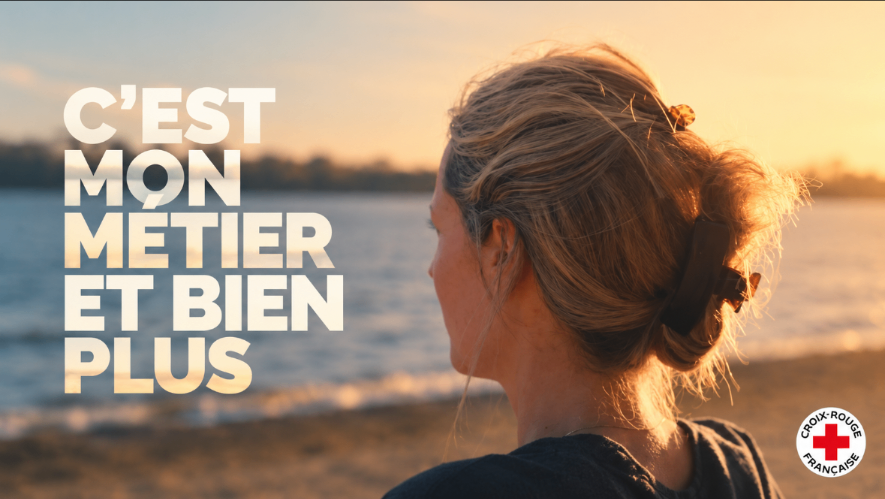 Femme face à la mer au coucher du soleil, carton « C'est mon métier et bien plus »